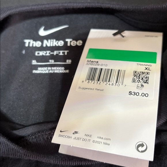 The Nike Tee DriFit, Crewneck, short sleeve Tee Shirt, Swoosh Logo chest - Picture 6 of 10